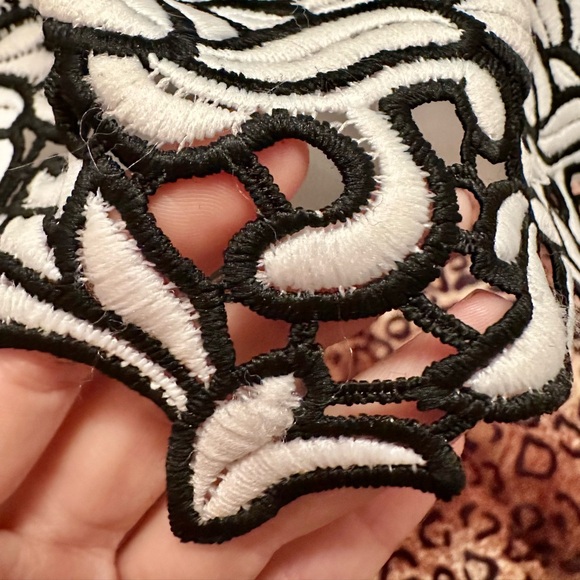 BCBGMAXAZRIA Sascha Black and White Floral Lace Embroidered Pencil Skirt, XS - Picture 6 of 11